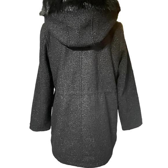 - INTL d.e.t.a.i.l.s Coat with fur Hood Size Medium - Picture 8 of 16